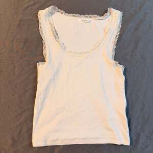 AMY & IVY Ribbed Lace Trim Tank Top